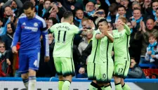 Futbolistas del City celebran una anotación contra Chelsea