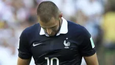 Karim Benzema, cabizbajo durante un juego de Francia
