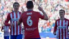 Koke celebrando su anotación con Torres y Griezmann