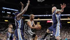 Tony Parker intenta anotar