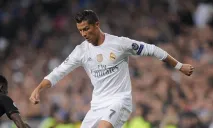 CR7 intenta superar a un defensor