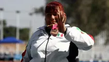 Dora García, presumiendo la medalla que ganó en los Parapanamericanos de Guadalajara