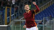 Totti festeja gol contra Torino