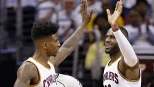 LeBron James y Iman Shumpert celebran tras una canasta