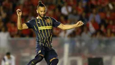 Larrondo durante un duelo con Rosario Central