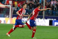 Correa es felicitado por sus compañeros