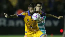 Jesús Molina y Rafael Sobis, durante el partido Tigres vs Santos del A2015