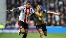 Alexis Sánchez pelea un balón en un partido del Arsenal