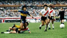 Diego Armando Maradona jugando el Súper Clásico argentino