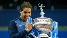 Rafael Nadal posa con el trofeo del Abierto de tenis de Barcelona