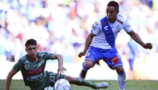 La pelea por el balón es intensa en el Cuauhtémoc