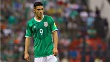 Raúl Jiménez, durante un partido con la Selección
