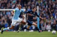 Bale intenta superar a un defensor