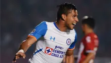 Jorge Benítez festeja un gol con Cruz Azul