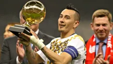 Sambueza levanta el premio al Balón de Oro