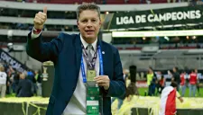 Ricardo Peláez presume su medalla de Concachampions