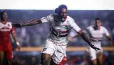 Michel Bastos celebra tras abrir el marcador contra Toluca