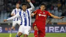 Carlos Vela compite por el balón en duelo de la Real Sociedad