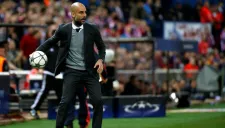 Guardiola se dispone a enviar un balón en partido del Bayern