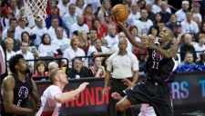 Jamal Crawford dispara sobre el centro de Mason Plumlee