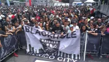 Aficionados mexicanos en el Fan Fest de los Raiders en el Estadio Azteca