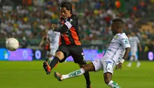 Darío Burbano intenta tapar un disparo de Jorge Hernández