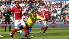 Héctor Moreno dispara, mientras Andrés Guardado observa