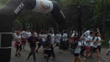 Competidores en el arranque de 'Corriendo por Mark'