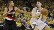 Klay Thompson prepara tiro al aro