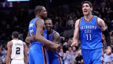 Jugadores del Thunder celebran al derrotar a los Thunder
