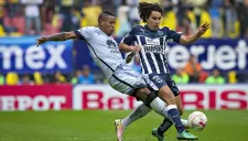 Juárez compite por el esférico con Arroyo