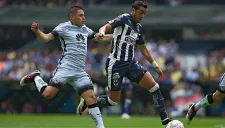 Funes Mori disputa el balón en el juego contra América