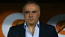 Memo Vázquez observa un juego de Pumas