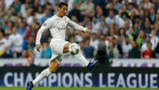 Cristiano Ronaldo controla el balón en duelo contra Manchester City