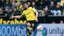 Mats Hummels, defensa del Dortmund, patea el esférico