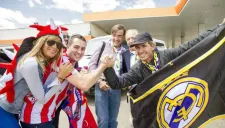 Aficionados del Atlético de Madrid y Real Madrid