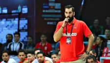 Ramón Díaz, observando un partido del Tri de basquetbol