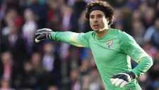 Ochoa en partido con el Málaga