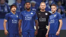 Jugadores del Leicester posan con la nueva playera