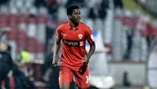 Eckeng durante un partido del Dinamo de Buscarest