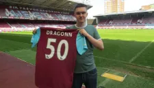 Sean Allen posa con su camiseta de los Hammers