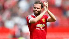 Juan Mata aplaude a la tribuna