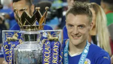 Vardy posa con el trofeo de Campeón