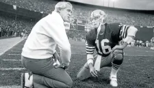 Joe Montana dialoga con Bill Walsh