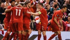 Jugadores de Liverpool festejan un gol