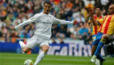 Cristiano Ronaldo golpea el balón durante el duelo contra el Valencia