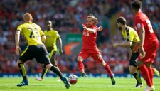 Joe Allen conduce el esférico e intenta eludir rivales