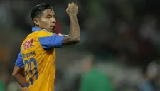 Javier Aquino festeja en partido de Tigres