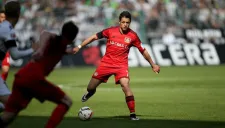 Chicharito conduce el esférico en juego del Leverkusen