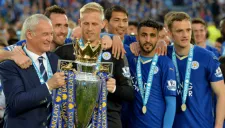 Ranieri sostiene el trofeo de Campeón de la Premier League